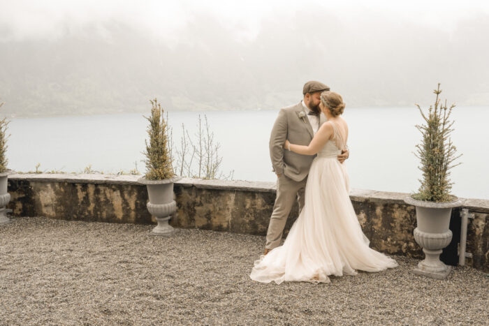Hochzeitspaar bei den Giessbachfaellen im Mai bei Regen