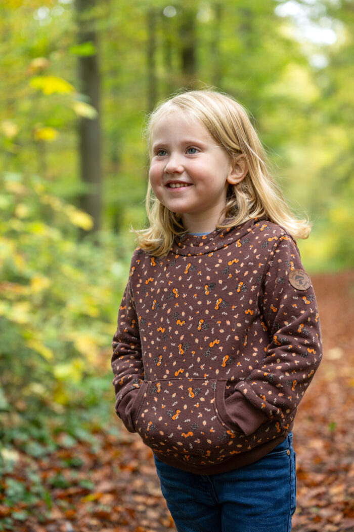 Mädchenporträt im Wald stehend