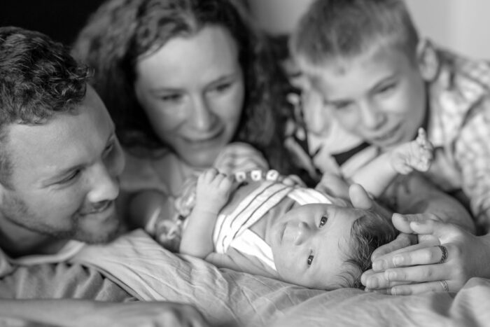 Familienfoto mit Newborn