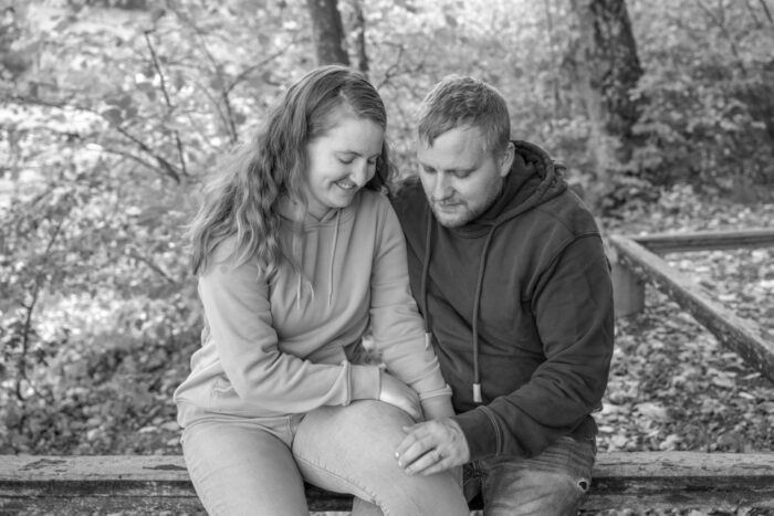 Paar sitzen auf Bank im Wald schwarzweiss