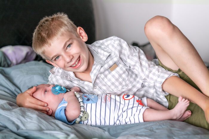 Foto grosser Bruder mit Bébé