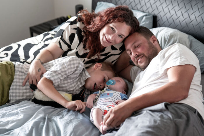 Familienfoto mit Newborn