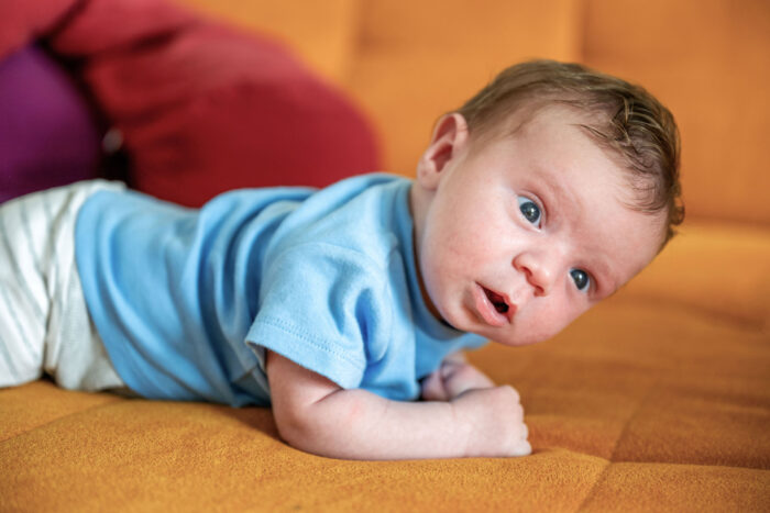 Baby auf Bauch liegend