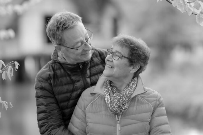 Ehepaar sieht sich an