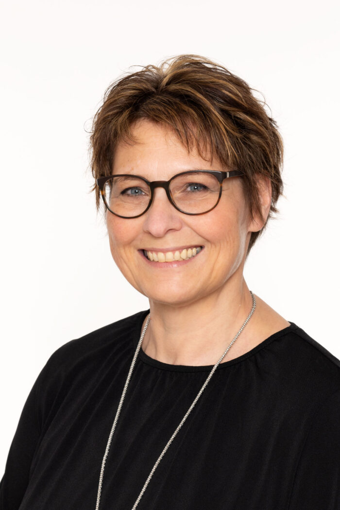 Frau mit kurzen Haaren und Brille, Bewerbungsfoto