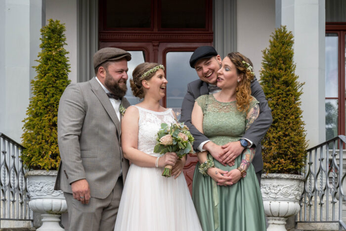 Hochzeitspaar mit Trauzeugen