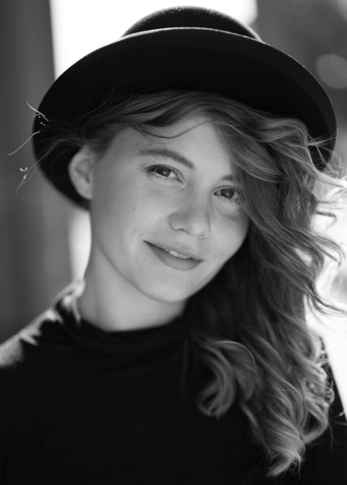 Porträt Frau mit Hut lächelnd in schwarzweiss