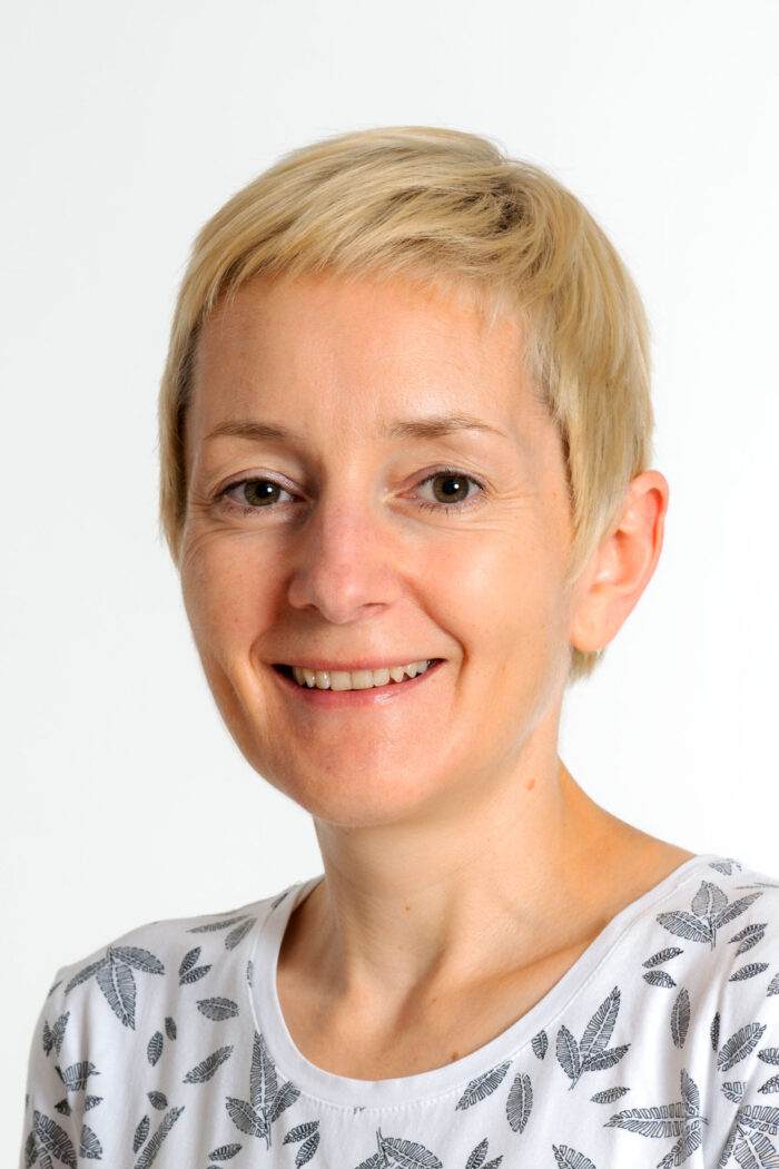 Bewerbungsfoto von blonder Frau