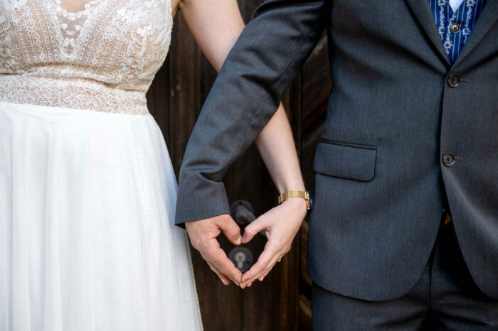 Hochzeitspaar mit Händen ein Herz formend