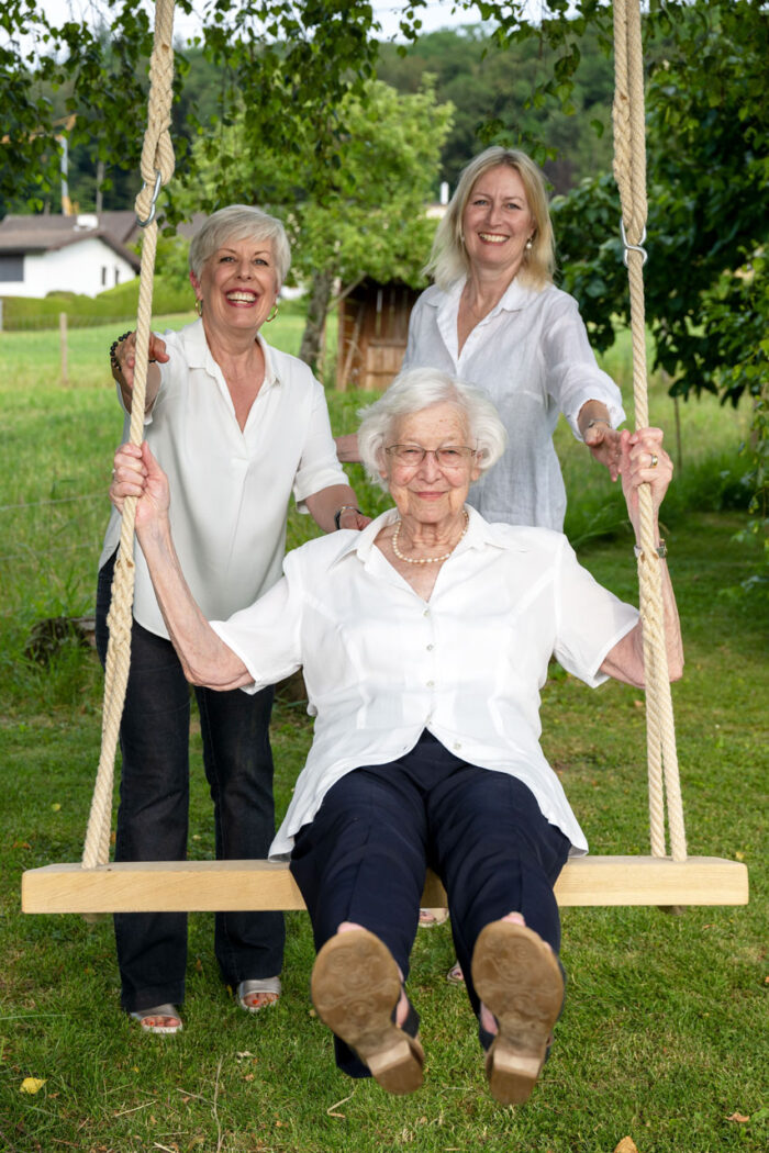 Familienfoto Mutter und zwei Töchter erwachsen