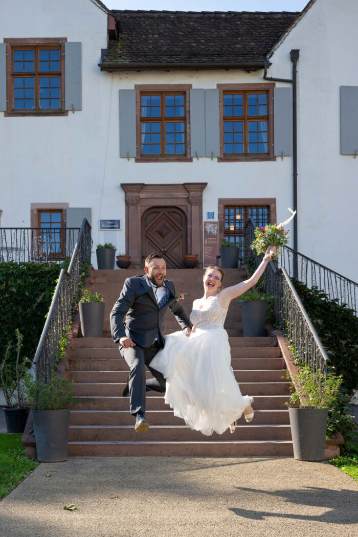 Hochzeitspaar macht Freudensprung